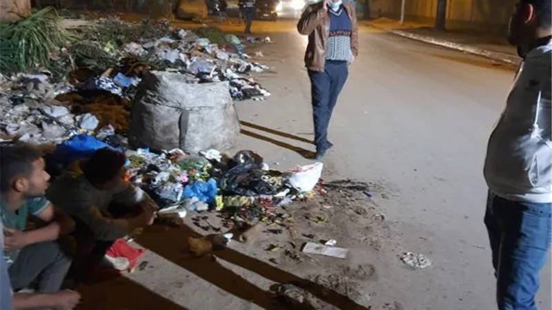 رئيس حى البساتين يضبط كارو تلقى القمامة أمام المركز الإوليمبى للالعاب.. بالصور