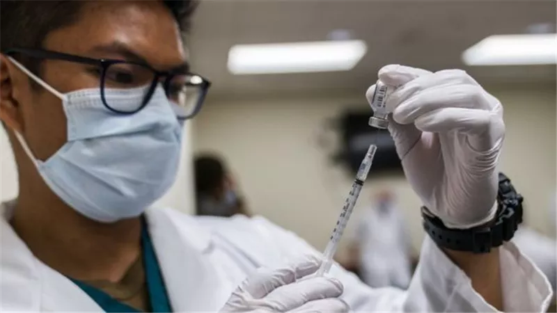 بعد تلقيها لقاح فايزر.. ممرضة يغمى عليها في مؤتمر صحفي.. فيديو