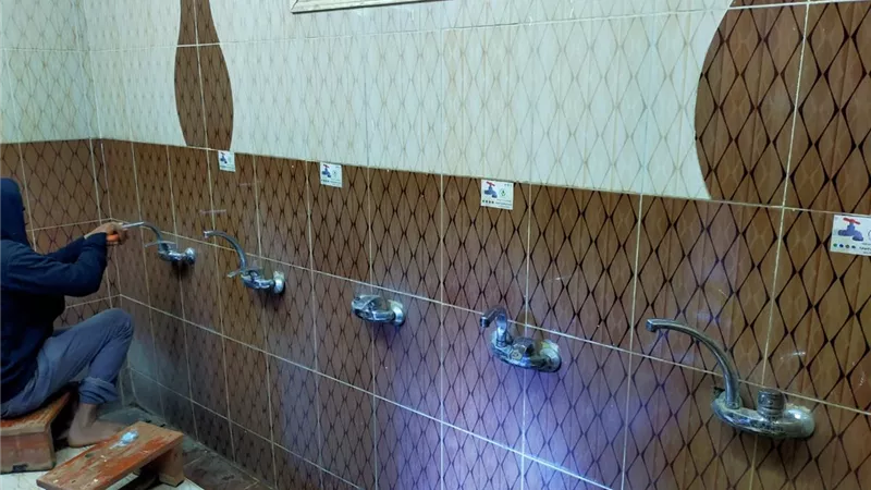 شركة مياه قنا تواصل أعمال تركيب القطع الموفرة بدور العبادة
