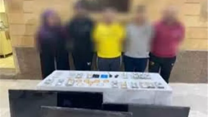 يسرقون رواد البنوك بأسلوب التتبع والمغافلة