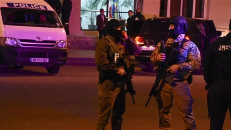 اعتقال رجل هدد بتفجير قنبلة يدوية في جورجيا