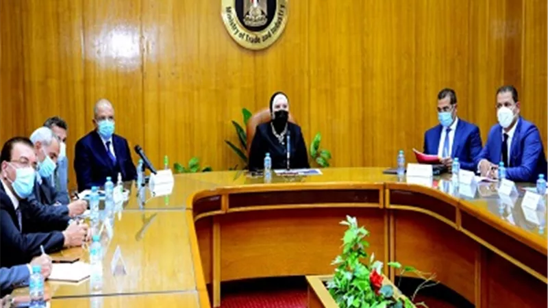وزيرة التجارة: تنظيم المعرض الأول لتكنولوجيا تحويل وإحلال السيارات للعمل بالغاز الطبيعى..يناير المقبل