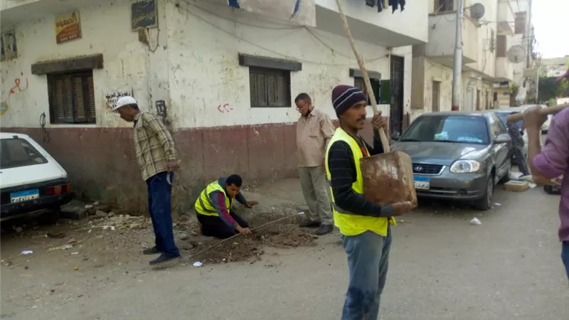 شن حملات مكثفة للنظافة والتشجير بميادين وشوارع حي شرق اسيوط