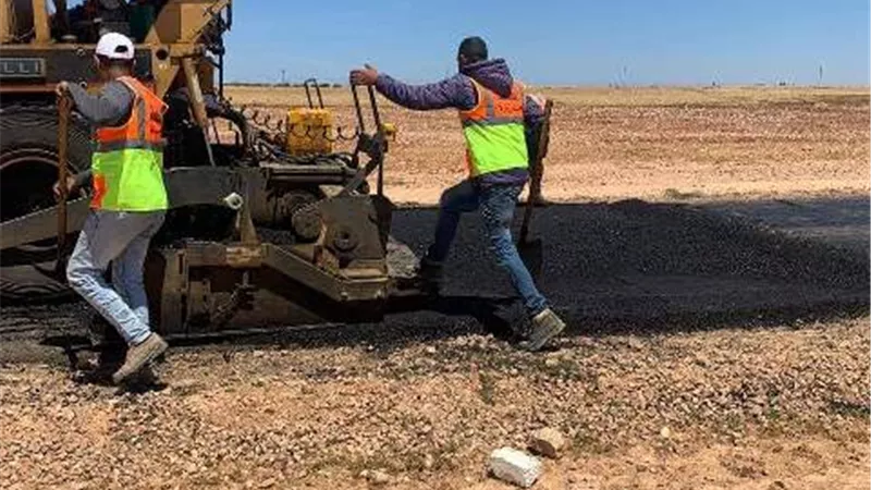 محافظ مطروح يتابع تنفيذ أعمال مبادرة حياة كريمة بسيدي شبيب .صور