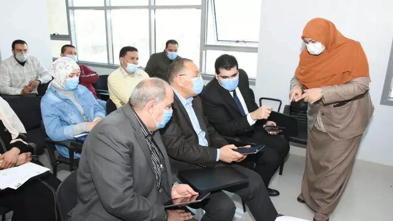 محافظ الشرقية يشهد توزيع الدفعه الثانية لأجهزة التابلت للعاملين بالوحدات الفرعية