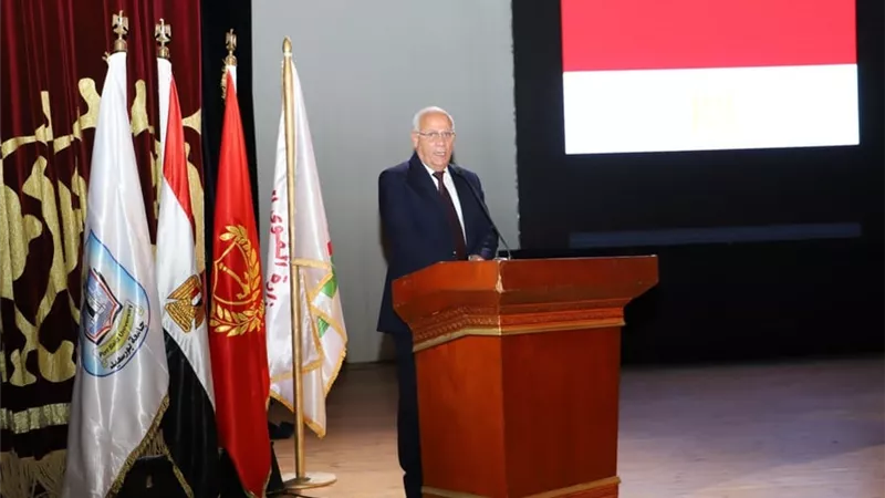 سعفان يلتقي طلاب جامعة بورسعيد لمناقشة مشكلاتهم