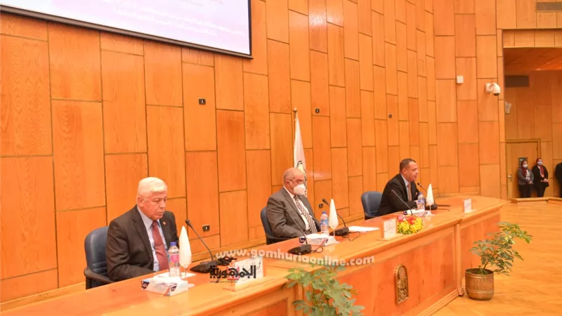 رئيس جامعة أسيوط يحذر الشباب من خطورة الانسياق وراء مستنقع شائعات السوشيال ميديا