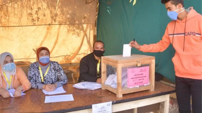 انطلاق أولى جولات التصويت للاتحادات الطلابية بجامعة الوادى الجديد.