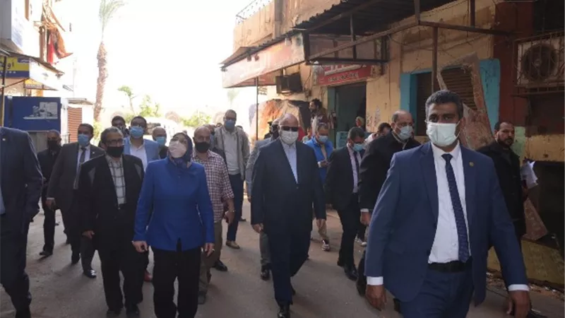 محافظ القاهرة يتفقد العقار المائل بمصر القديمة بالصور