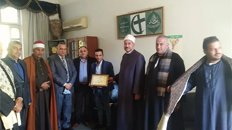 بيت العائلة المصرية باسيوط يكرم الشاب جون مدحت تقديرا لجهوده في انقاذ أطفال بأحد الحرائق