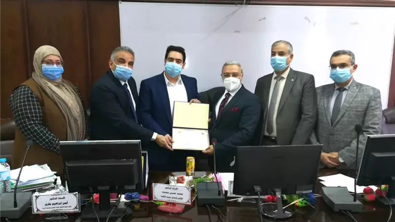 رئيس جامعة طنطا يكرم الطالب الفائز بمسابقة 