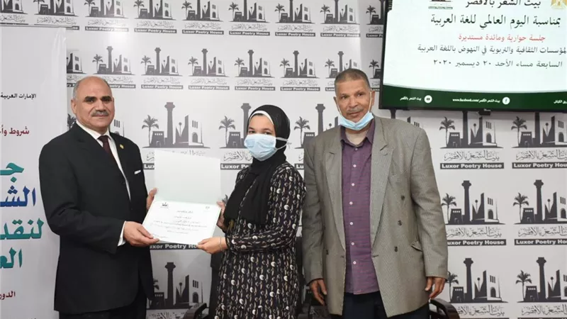 رئيس جامعة الأقصر يفتتح معرض الفن التشكيلى 