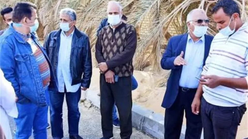 لجنة من جهاز تعمير الساحل الشمال الغربي ومديرية الطرق بمطروح تتفقد مدخل مدينة سيوة.صور