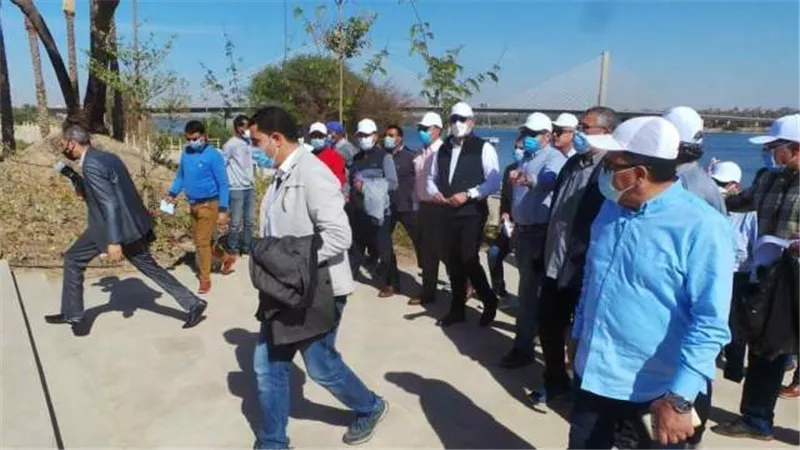 وزير الإسكان يتفقد مشروع الممشى السياحى بمدينة أسوان الجديدة.صور