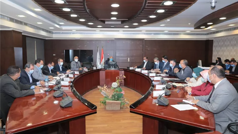 وزير النقل يناقش معدلات تنفيذ رصف الطرق المحلية ويشدد على إزالة التعديات من حرم الطريق