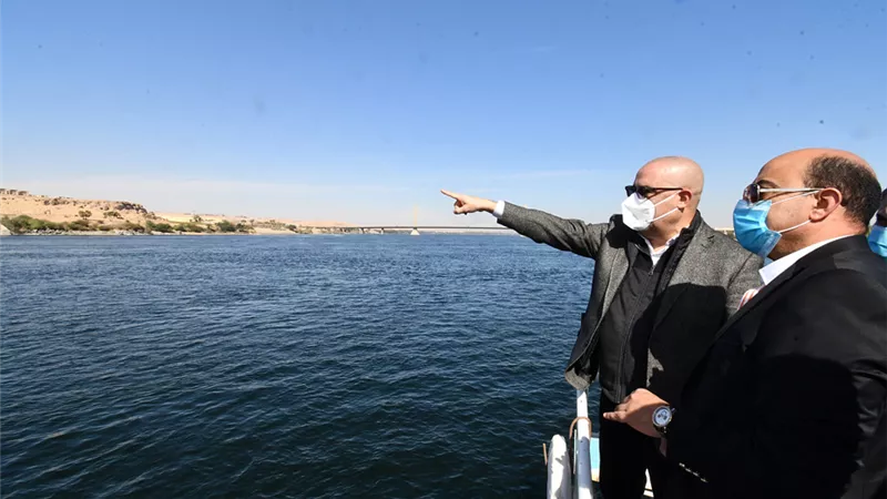 وزير الإسكان ومحافظ أسوان يتفقدان مشروعات الشريط النهرى السياحى بمدينة أسوان الجديدة.. صور