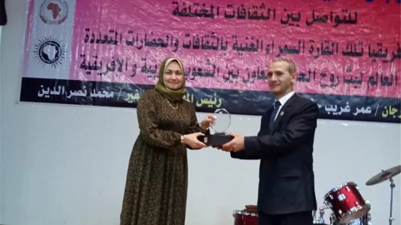 تكريم رئيس تطوير الوافدين خلال فعاليات انطلاق مهرجان أفريقيا في عيون الفنان الدولي