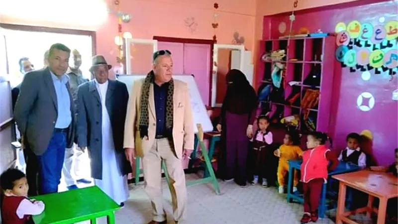 مدير التضامن بالوادى الجديد يزور الداخلة وبلاط فى زيارة مفاجئة للمشروعات.صور