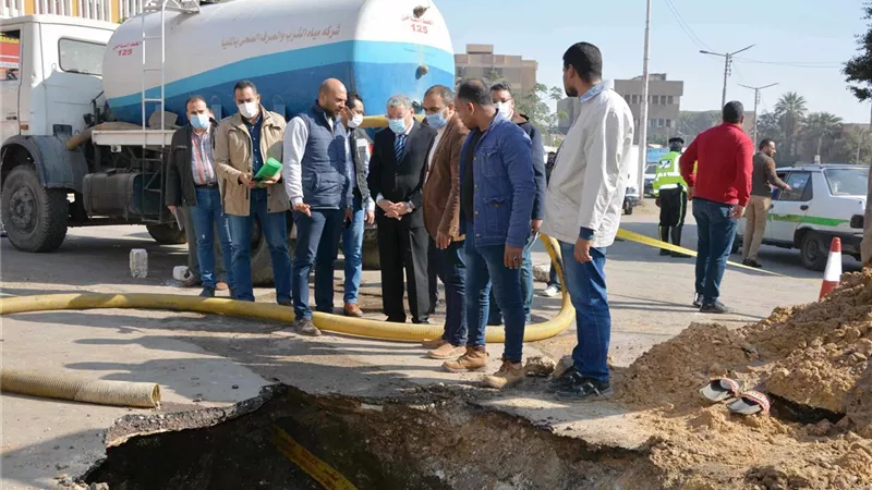 محافظ المنيا يشرف على اصلاح ماسورة صرف صحى رئيسية