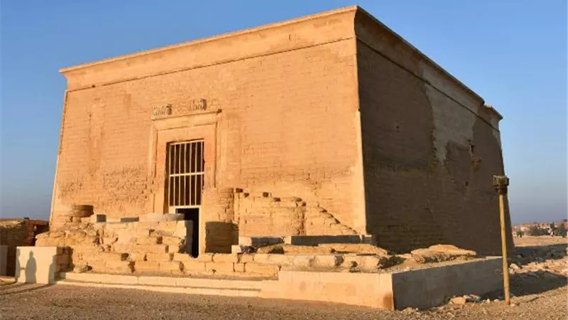 تعامد الشمس على قدس أقداس معبد قصر قارون بلا احتفال بالفيوم