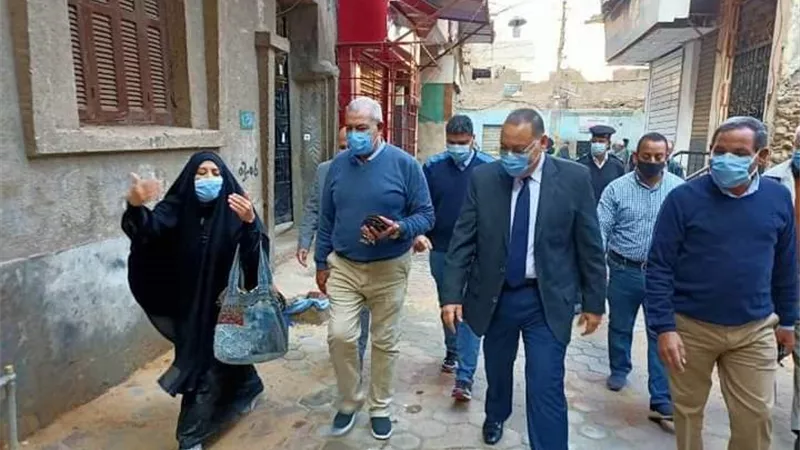 محافظ الشرقية يتفقد أعمال الرصف والتطوير الجارية بشوارع مدينة بلبيس