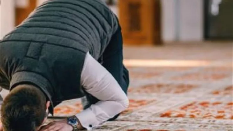 هل اعيد الصلاة ..حكم من صلي المغرب ركعتين فقط