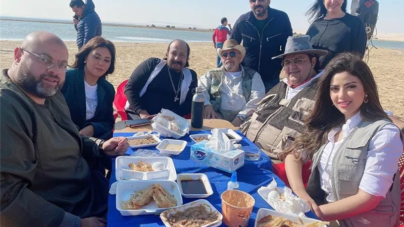 فطير وعسل وجبنة.. شيكو ورانيا يوسف يتناولان الافطار فى وادى الريان من كواليس 