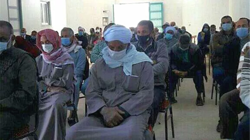 بيطرى الوادى الجديد يكثف حملات التوعية باخطار القلاعية وانفلونزا الطيور بالداخلة .صور