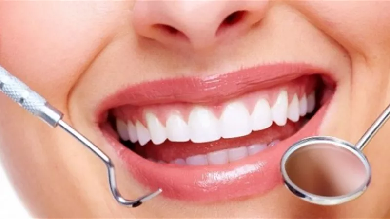 أخصائي يوضح مميزات تيجان الأسنان وأنواعها لتعويض المتآكل والمسوس