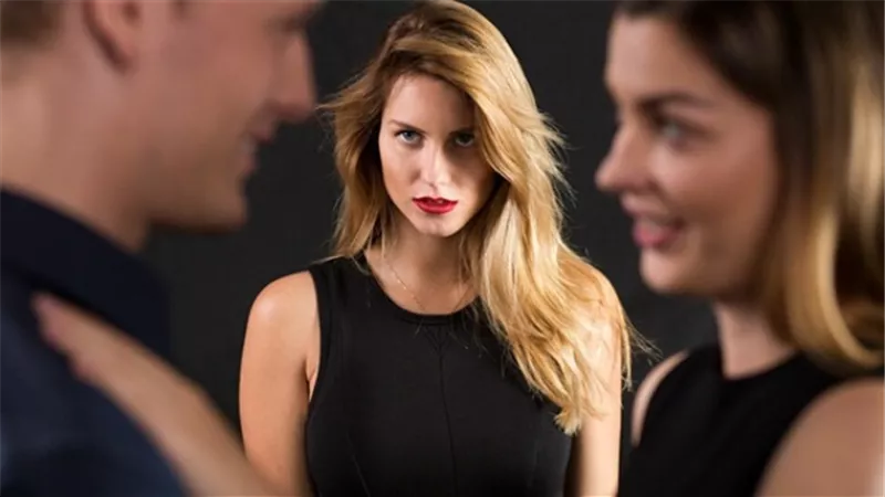 خبيرة علاقات أسرية تكشف أسباب خيانة الزوج لزوجته