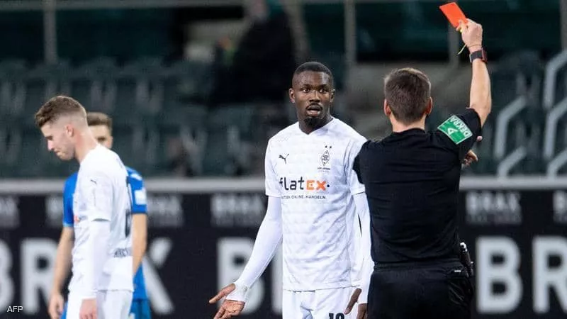 إيقاف لاعب بالدوري الألماني وتغريمه بسبب البصق على منافس