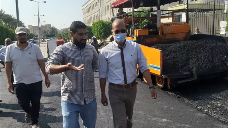رئيس جهاز الشروق: جارٍ تنفيذ الطبقة الأسفلتية للطرق ورفع كفاءة تنسيق الموقع العام 