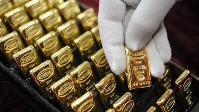 الذهب يهبط إثر إقرار الكونجرس الأمريكي حزمة مساعدات اقتصادية