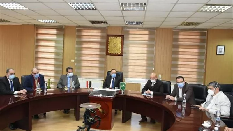 محافظ الشرقية يعقد اجتماعًا لبحث ومناقشة الإجراءات الكفيلة لمواجهة فيروس كورونا المستجد