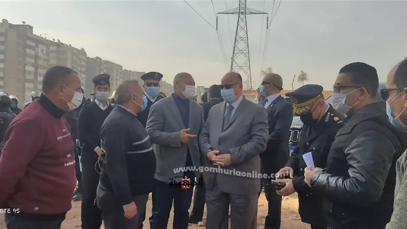 محافظ القاهرة يتفقد الازالات للعقارات المقامه اسفل خطوط الضغط العالى بعزبة الهجانه بالصور