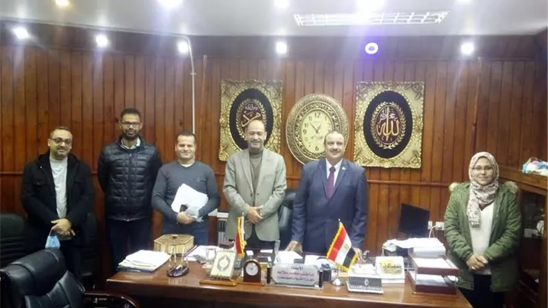 وكيل تعليم مطروح يناقش سبل تذليل العقبات بالمدارس المجتمعية