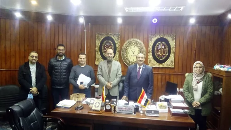وكيل تعليم مطروح يناقش سبل تذليل العقبات بالمدارس المجتمعية