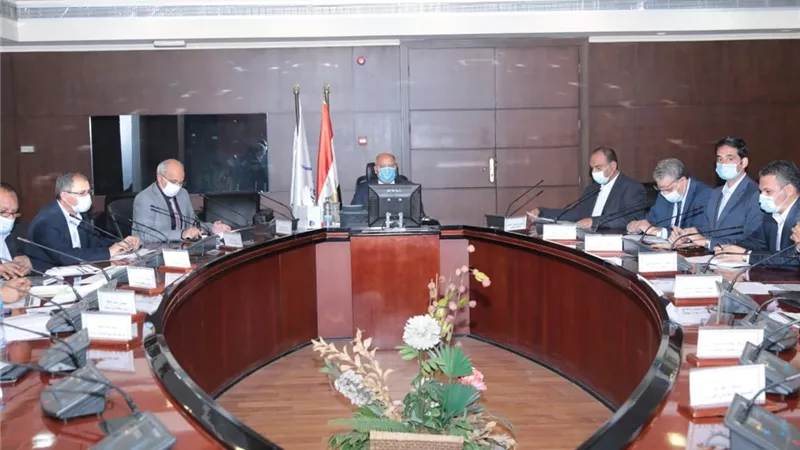 وزير النقل يتابع المشروع القومي لرصف الطرق المحلية داخل المحافظات