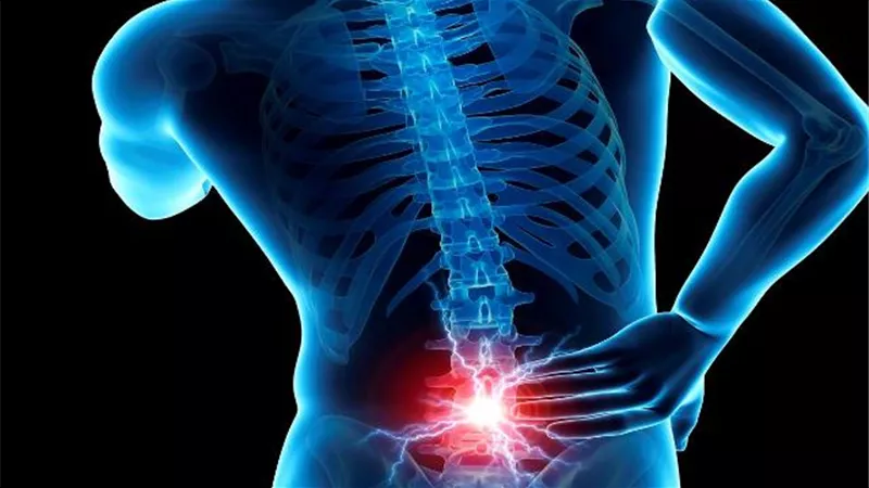 أهم 5 علامات تحذيرية تنبئ بإصابتك بكورونا.. أحدثها آلام الظهر