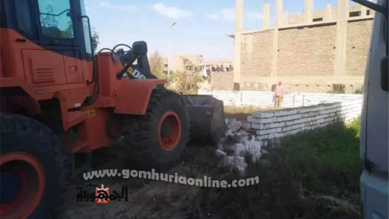 إزالة حالة تعدى بالبناء على أرض زراعية بأرمنت جنوب غرب الأقصر