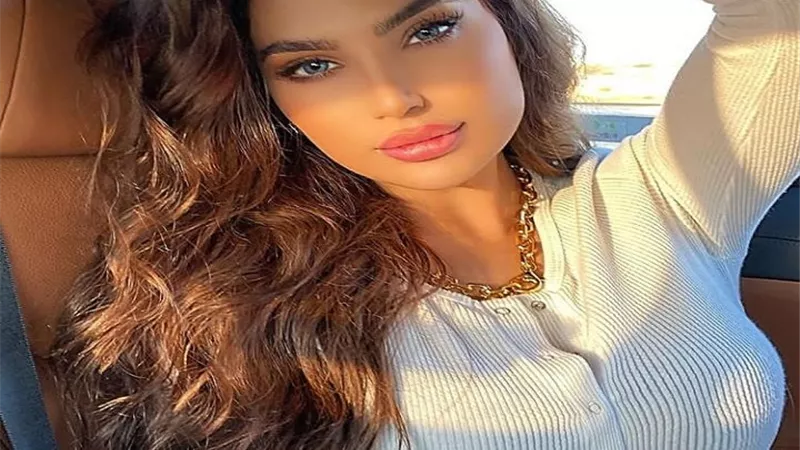 شيراز تبهر متابعيها بإطلالة جذابة