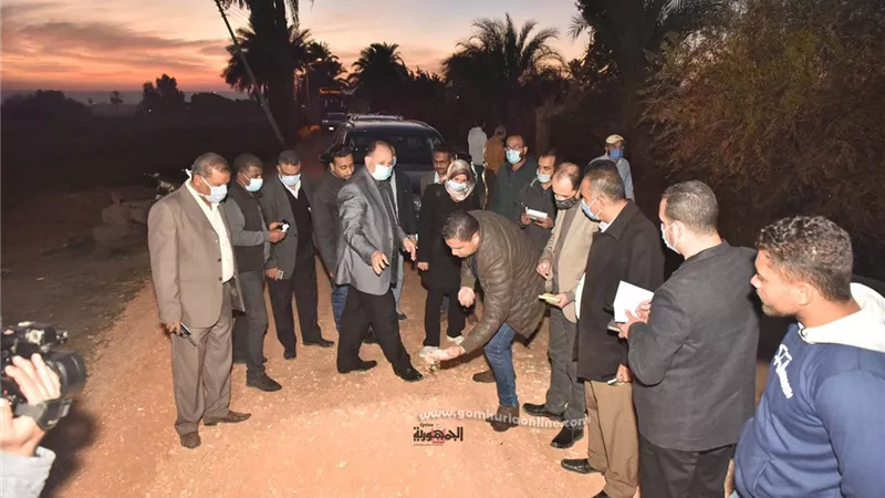 محافظ أسيوط يتفقد أعمال إنشاء بواتين لمدخل طريق الدير المحرق وأعمال رصف طريق كاروت/مير بطول 4.2 كم