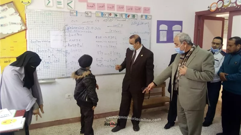 وكيل وزارة تعليم مطروح يكرم معلمة لغة إنجليزية بمدرسة السادات