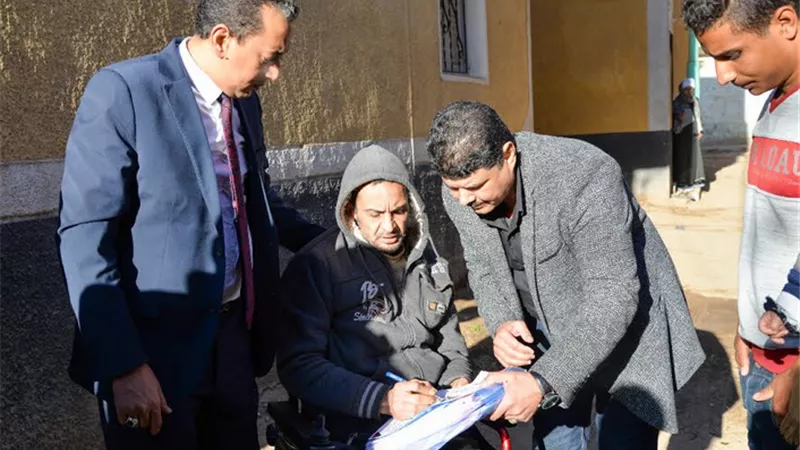الهوارى مجلس الشيوخ بقنا يهدى شاب قعيد كرسي كهربائي
