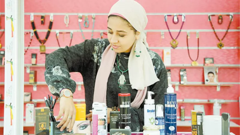 شباب وبنات رفعوا شعار: 