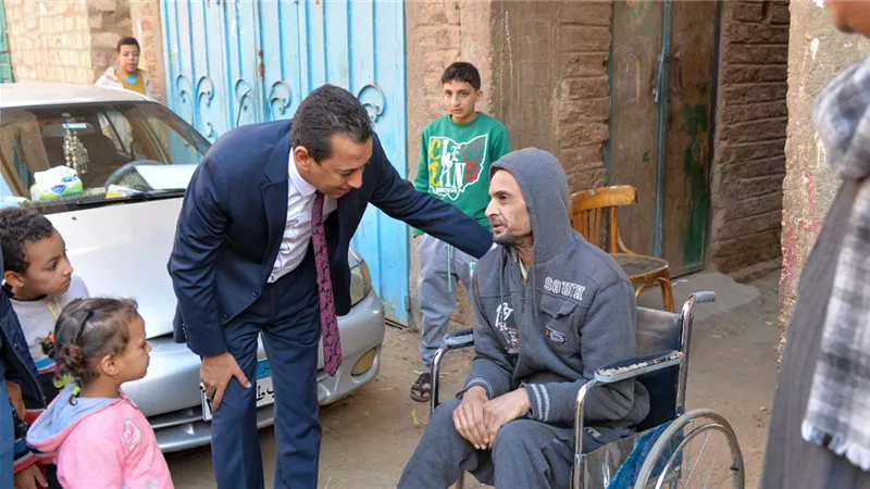 الهواري يفاجئ شاب قعيد بإهدائه كرسي كهربائي
