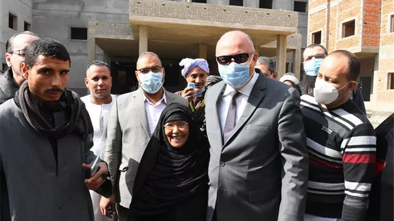 محافظ قنا يأمر بتوفير سيارة لنقل سيدة مُسنة الى مستشفى قنا العام للعلاج