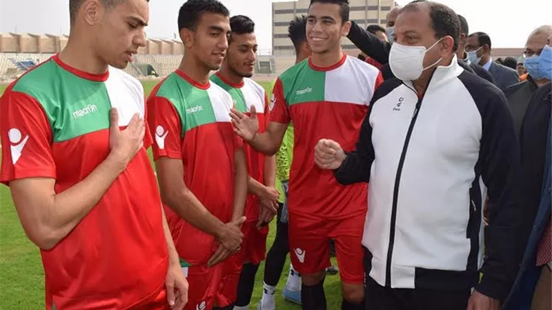 بالزي الرياضي رئيس جامعة بني سويف يشارك فى نهائي الكأس