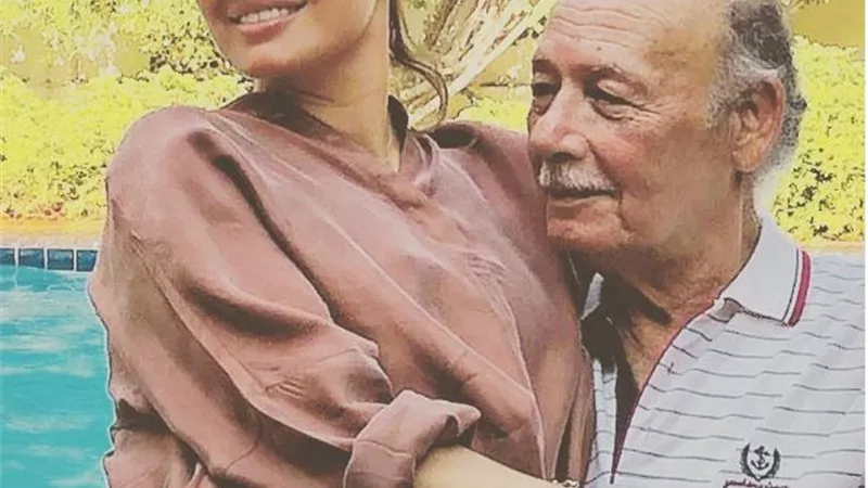 شاهد.. لحظة غالية للفنانة حلا شيحة برفقة والدها