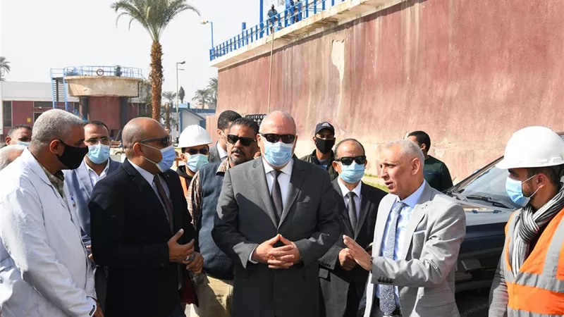محافظ قنا يتابع سير العمل بمحطة مياه دشنا